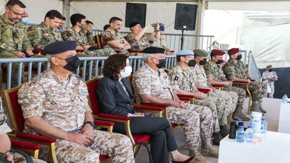 رئيس هيئة الأركان والسفيرة البريطانية خلال متابعتهما تمرين اقتحام جوي مشتركا. (القوات المسلحة الأردنية)