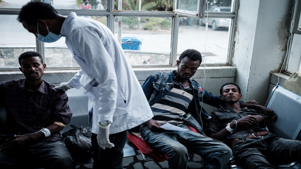 سكان توغوغا المصابون، وهي قرية تبعد حوالي 20 كيلومترًا غرب ميكيلي، ينتظرون في مستشفى الإحالة آيدر في ميكيلي، عاصمة منطقة تيغراي، إثيوبيا، 23 حزيران/يونيو 2021. (أ ف ب)