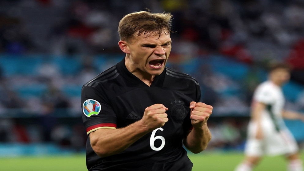 الألماني جوشوا كيميتش يحتفل بعد أن سجل ليون جوريتزكا هدفه الثاني في تجمع الأهداف خلال المباراة بين ألمانيا والمجر، 23/6/2021. (رويترز / ألكسندر هاسنشتاين)