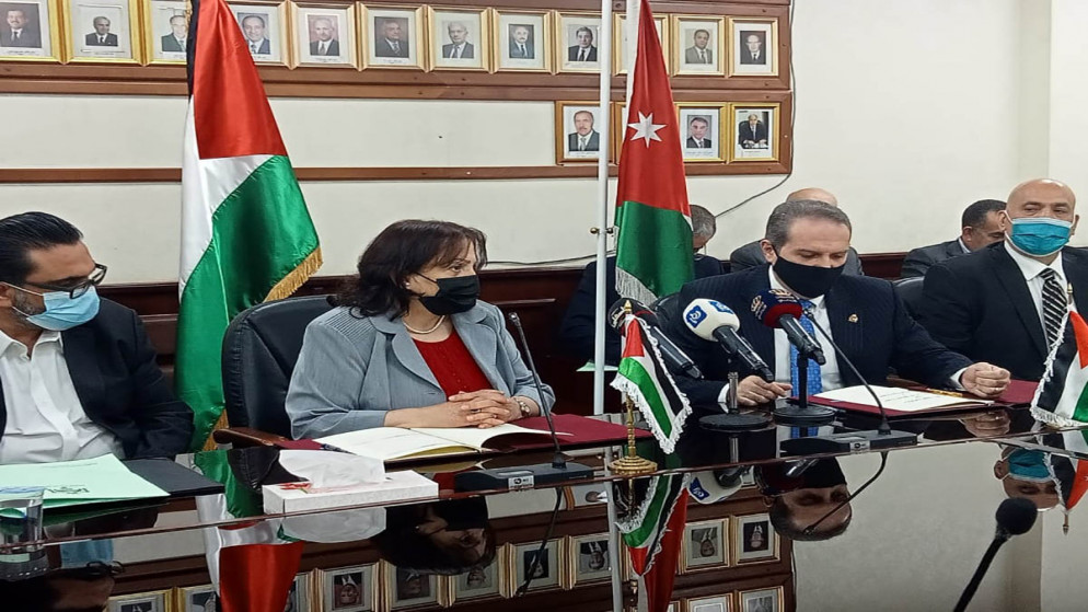 جانب من توقيع الاتفاقية بين وزير الصحة فراس الهواري مع وزيرة الصحة الفلسطينية مي الكيلة. (بترا)