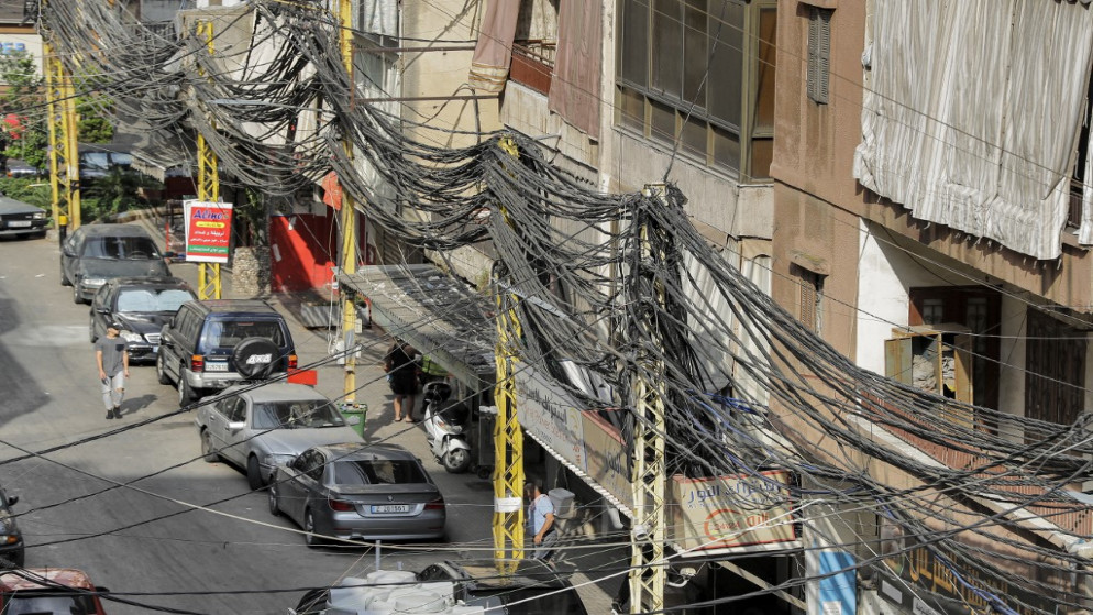 منظر لعدد من أسلاك الكهرباء في العاصمة اللبنانية بيروت. (أ ف ب)