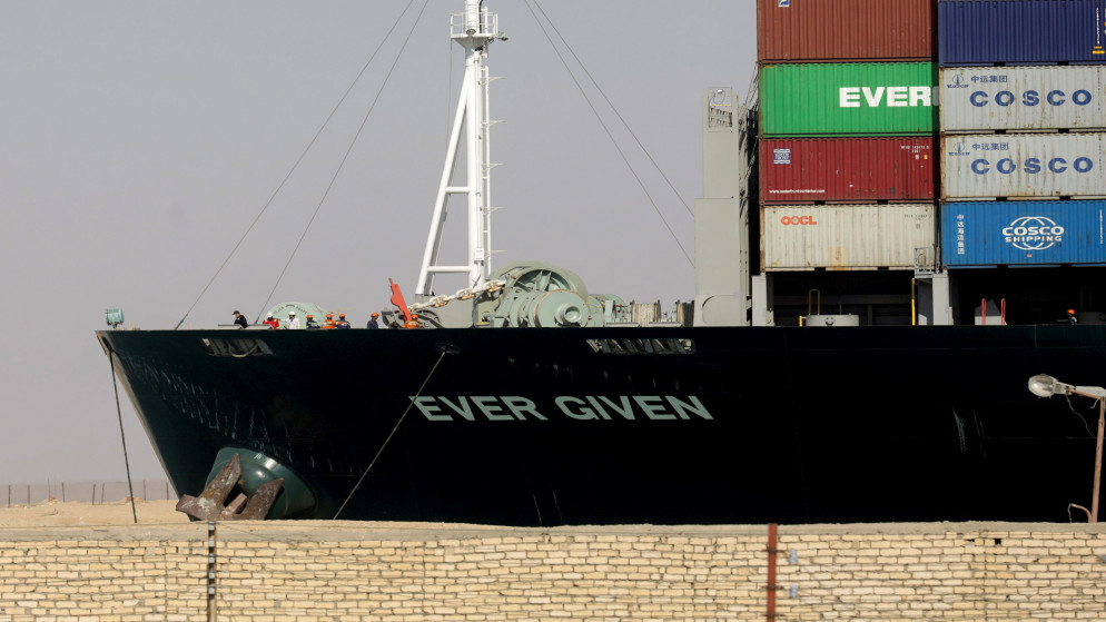 جانب من السفينة إيفر غيفن التي جنحت وتوقفت في عرض مجرى قناة السويس. (رويترز)