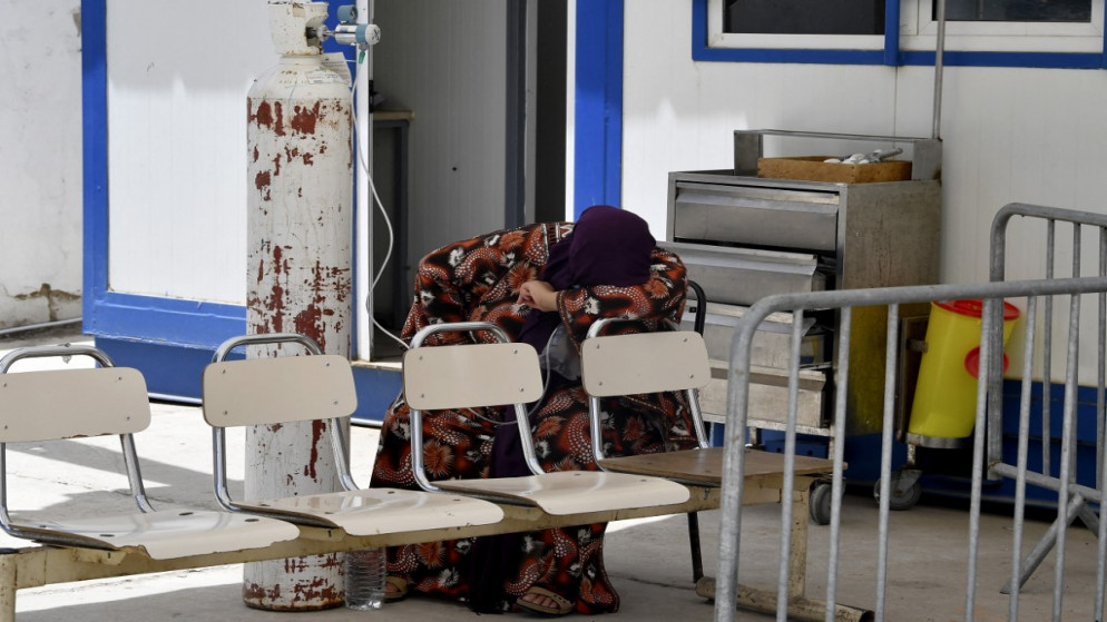 تونسية مصابة بفيروس كورونا تتلقى الأكسجين في مستشفى في بلدة باجة شمال غرب تونس، 22 حزيران/يونيو 2021. (أ ف ب)