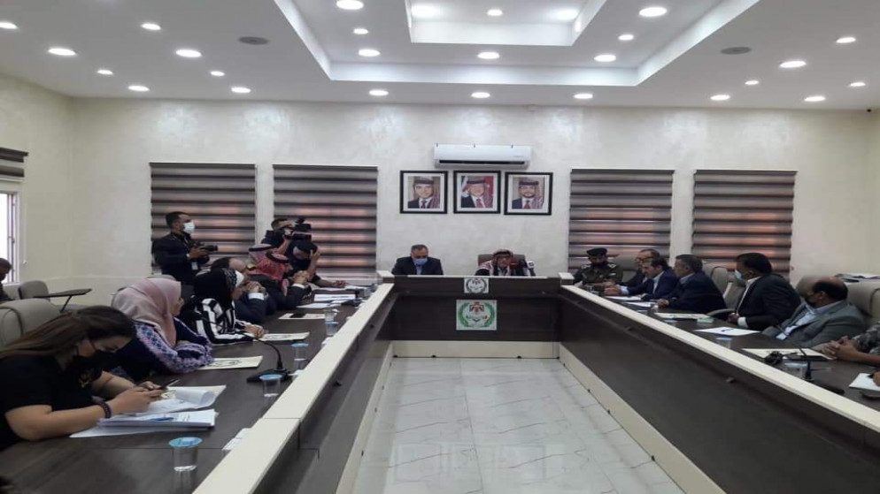 وزير الأشغال العامة والإسكان يحيى الكسبي خلال اجتماع عقد في مبنى محافظة المفرق.(وزارة الأشغال)