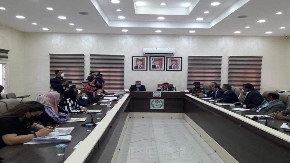 وزير الأشغال العامة والإسكان يحيى الكسبي خلال اجتماع عقد في مبنى محافظة المفرق.(وزارة الأشغال)