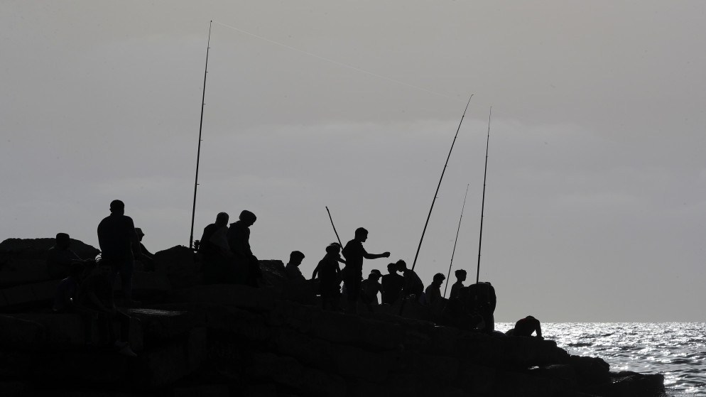 صيادون على شاطئ غزة، 28 أيار/مايو 2021. (محمد سالم/ رويترز)