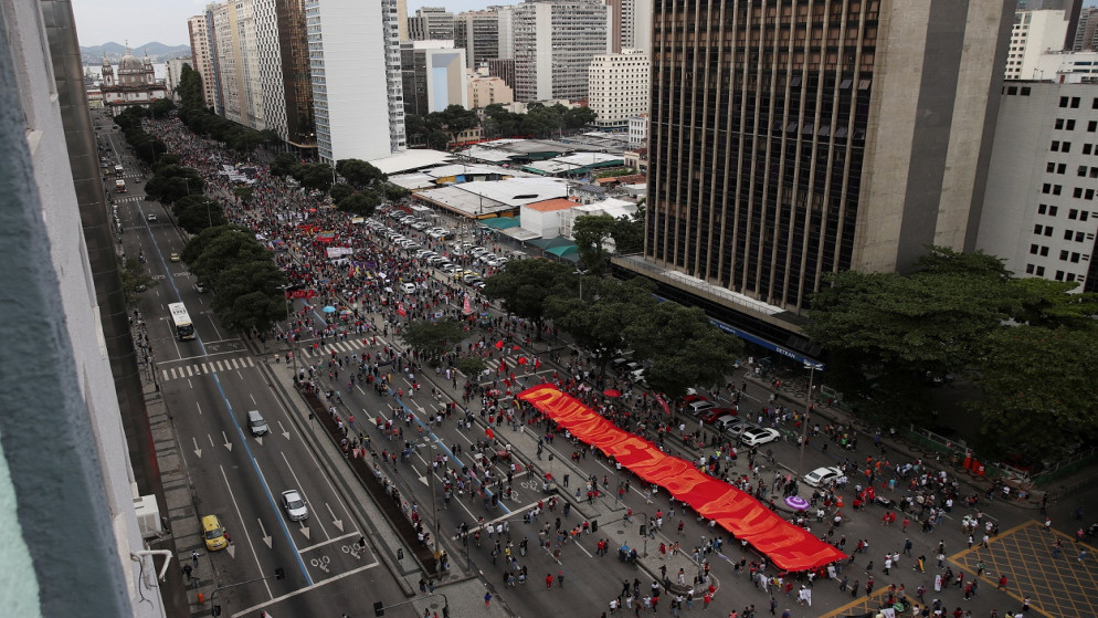 أشخاص يشاركون في تظاهرة ضد طريقة تعامل الرئيس البرازيلي جايير بولسونارو، مع جائحة كورونا، في ريو دي جانيرو، البرازيل، 19 حزيران/ يونيو 2021. (رويترز)
