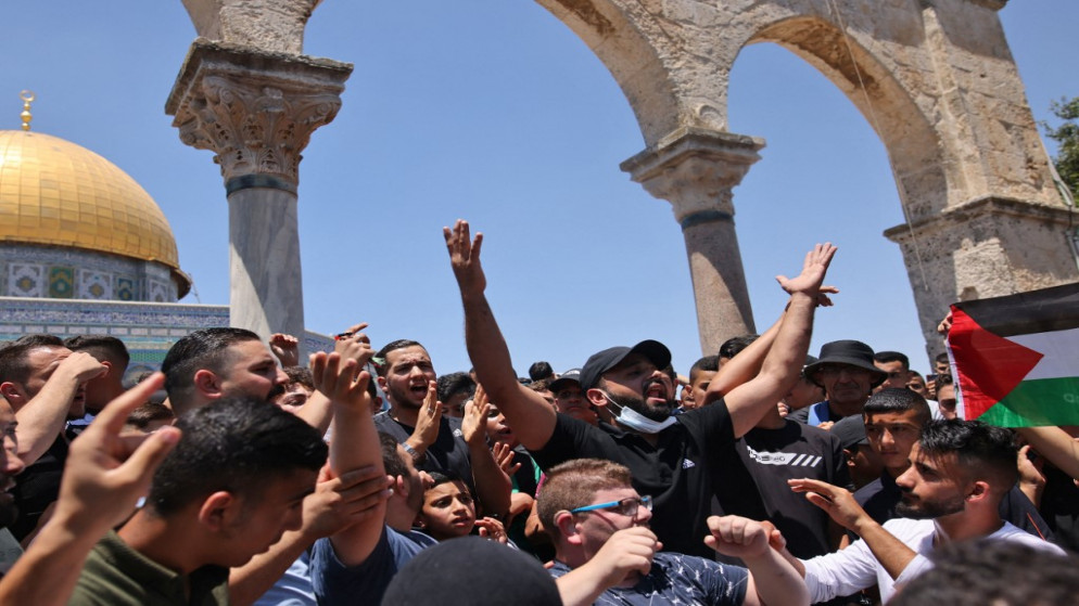 متظاهرون فلسطينيون في المسجد الأقصى بالقدس احتجاجا على وفاة الناشط الفلسطيني نزار بنات الذي توفي بعد اعتقاله من السلطة الفلسطينية. 25 يونيو 2021. (أ ف ب)