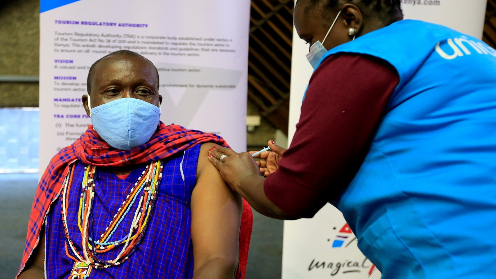 شخص يتلقى لقاحا واقيا من كورونا في نيروبي، كينيا ، 27 أبريل / نيسان 2021. (رويترز / مونيكا موانجي)