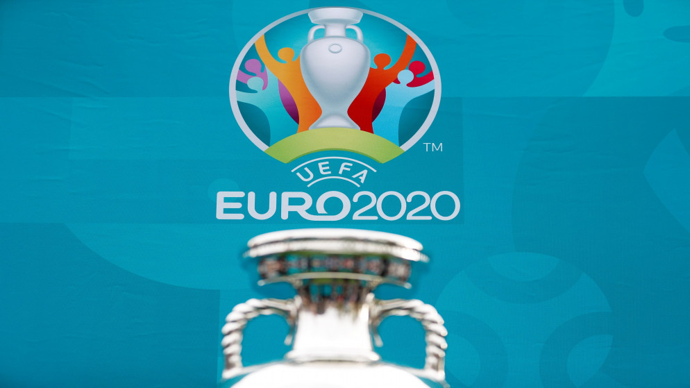 كأس أوروبا ومن خلفه شعار بطولة يورو 2020. (رويترز)