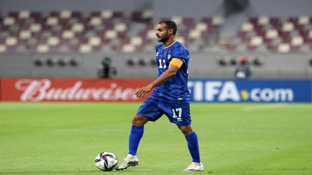 الكويتي بدر المطوع خلال مشاركته أمام البحرين ضمن منافسات الدور التمهيدي المؤهل إلى كأس العرب 2021. (أ ف ب)