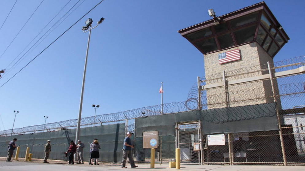 أشخاص يمرون بجوار برج الحراسة في المعسكر 5 في السجن العسكري الأميركي في خليج جوانتانامو، كوبا. (أ ف ب)