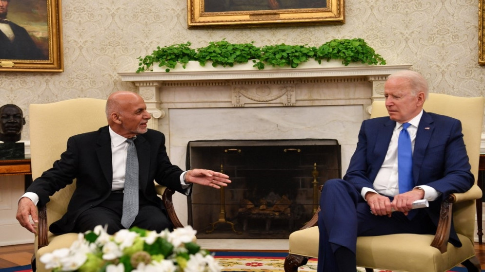 الرئيس الأفغاني أشرف غني "يسار"، يلتقي بالرئيس الأميركي جو بايدن "يمين"، واشنطن العاصمة، 25 حزيران/يونيو 2021. (رويترز)