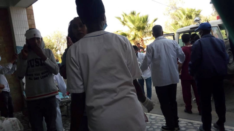 وصول ضحايا 3 من موظفي أطباء بلا حدود في إقليم تيغراي الإثيوبي، الى المستشفى، بعد بعد أن تم استهدافهم بغارة جوية، 22 حزيران/يونيو 2021. (رويترز)
