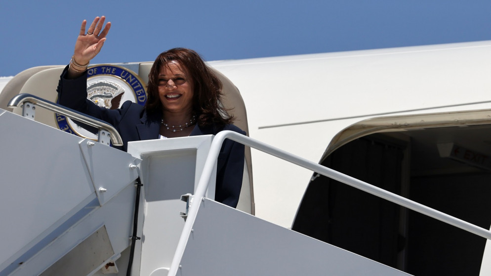 نائبة الرئيس الأميركي كامالا هاريس، تلقي التحية أثناء صعودها للطائرة رقم 2 في مطار إل باسو الدولي في إل باسو، تكساس، الولايات المتحدة، 25 حزيران/يونيو 2021. (رويترز)