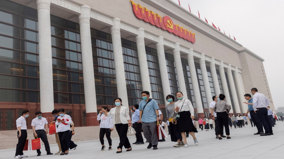أشخاص يسيرون خارج متحف الحزب الشيوعي الصيني الذي تم افتتاحه قبل الذكرى المئوية لتأسيس الحزب في بكين، الصين، 25 حزيران/يونيو 2021. (رويترز)