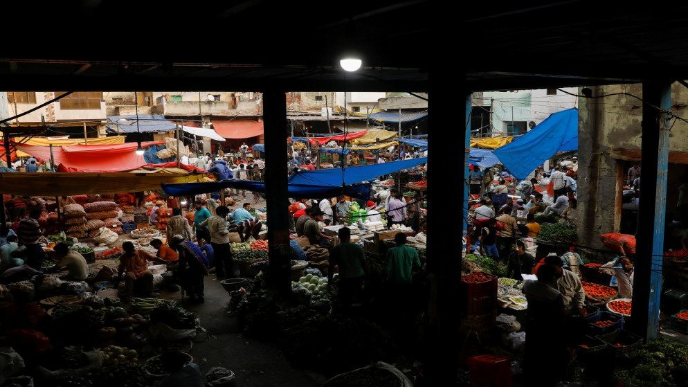 أشخاص يتسوقون في سوق خضراوات بالجملة مزدحم بعد أن خففت السلطات قيود فيروس كورونا، بعد انخفاض حالات الإصابة بفيروس ، في الأحياء القديمة من دلهي ، الهند، 23 حزيران/يونيو 2021. (رويترز)