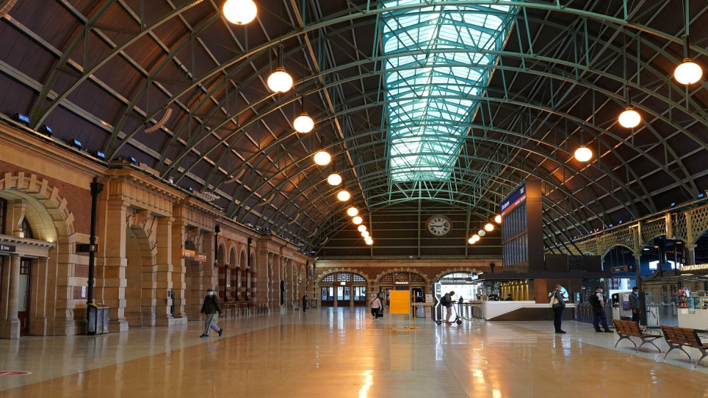 يُنظر إلى البهو الكبير في المحطة المركزية وسط المدينة حيث تبدأ مدينة سيدني، إغلاقًا لمدة أسبوعين للحد من تفشي فيروس كورونا، في سيدني ، أستراليا ، 26 حزيران/يونيو 2021. (رويترز)