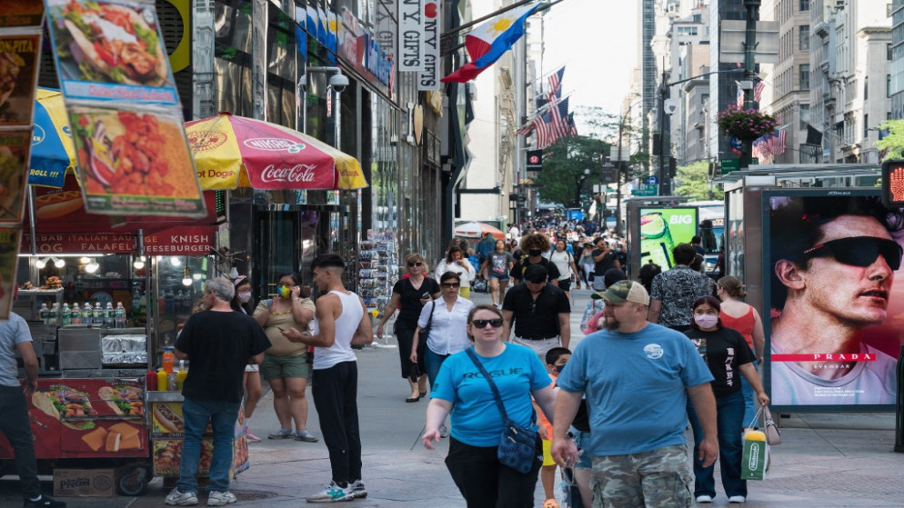 أشخاص يسيرون في شارع رئيسي بمدينة نيويورك، 25 يونيو 2021. (أ ف ب)