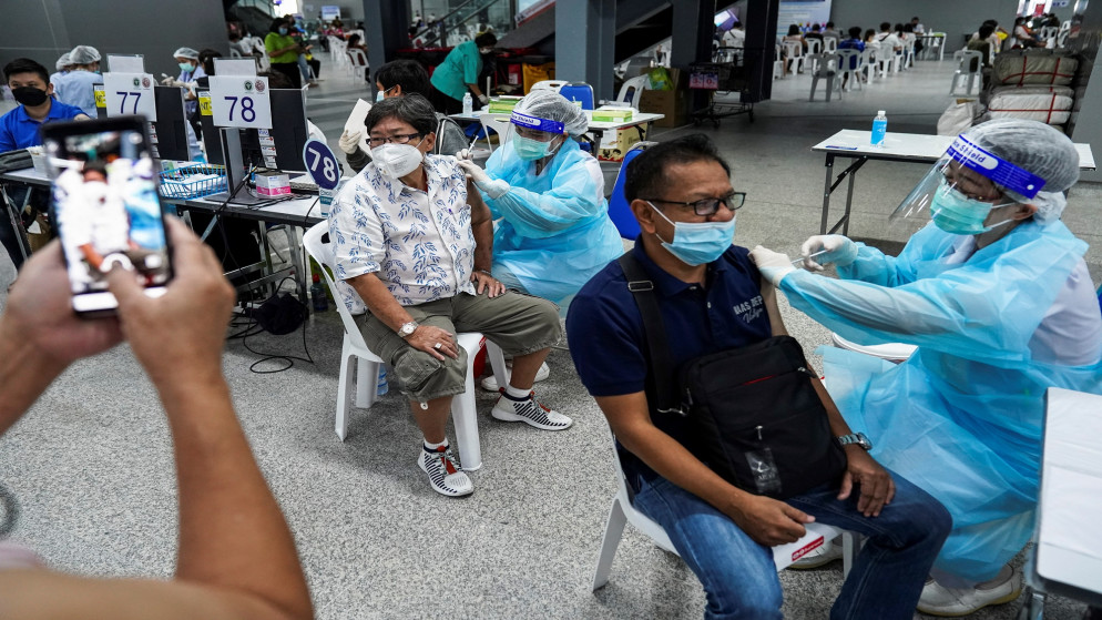 أشخاص يتلقون الجرعة الأولى من لقاح "أسترازينيكا" المضاد لفيروس كورونا في تايلاند. 21/06/2021. (أثيت بيراونجميثا/ رويترز)