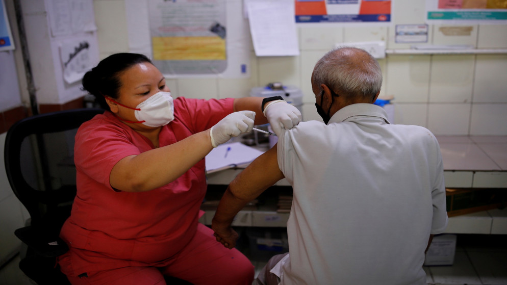 أشخاص يتلقون اللقاح المضاد لكورونا في نيودلهي الهند. 16/06/2021. (عدنان عبيدي/ رويترز)
