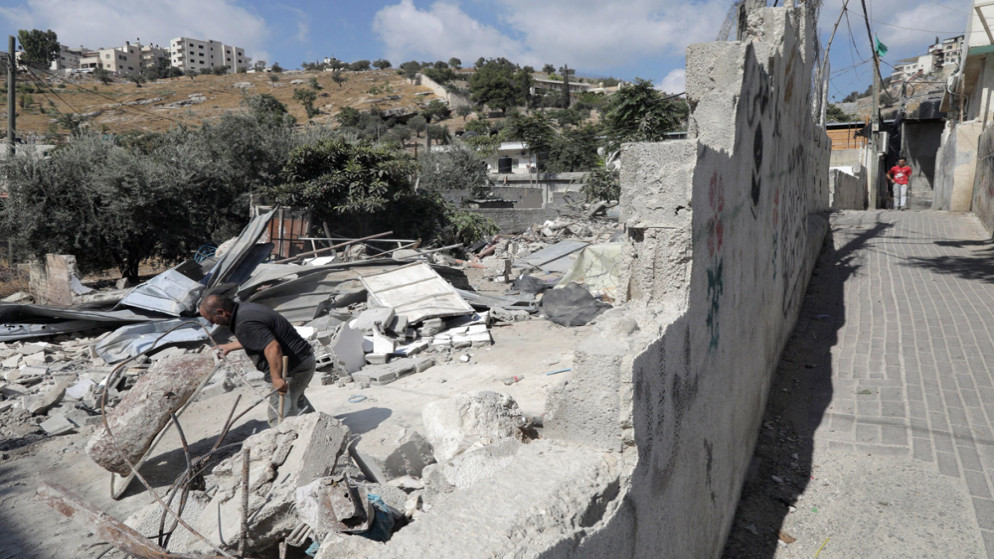 صورة أرشيفية لقوات الاحتلال الإسرائيلية وهي تهدم منزلا فلسطينيا في حي البستان ببلدة سلوان جنوب المسجد الأقصى في القدس المحتلة. 2017/8/22. (عفيف عميرة/وفا)