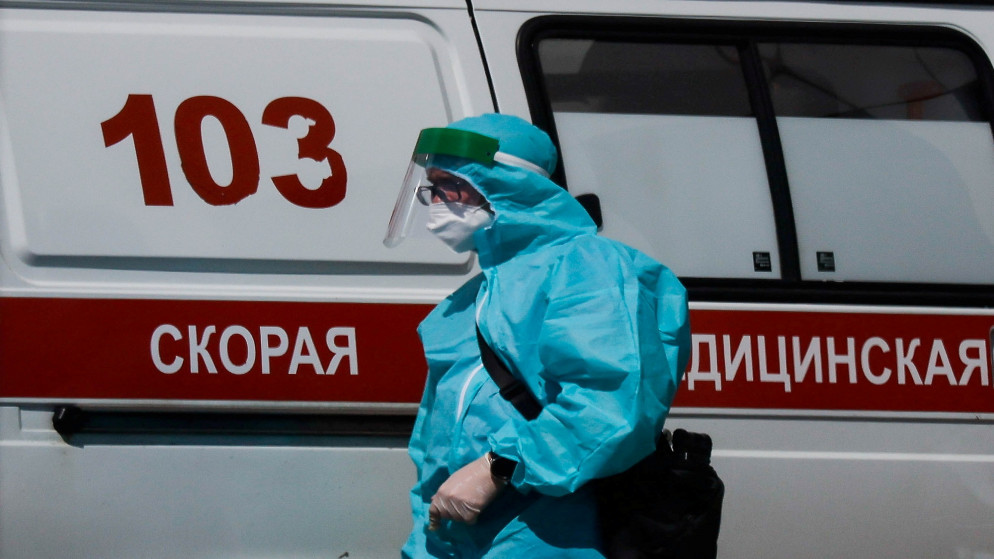 مختص طبي يسير بجوار سيارة إسعاف خارج مستشفى للمرضى المصابين بفيروس كورونا في العاصمة الروسية موسكو. 16/06/2021. (مكسيم شيميتوف / رويترز)