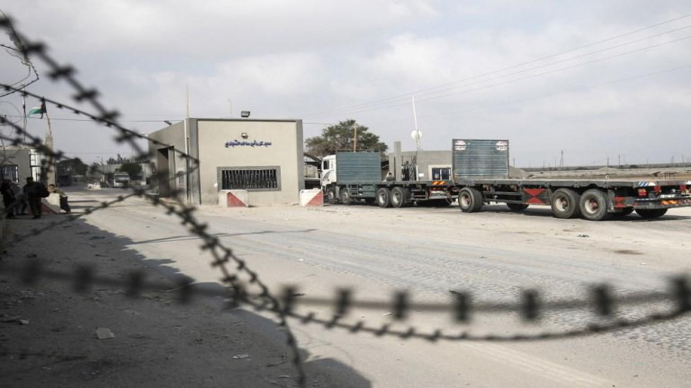 صورة أرشيفية لشاحنة عند بوابة معبر كرم أبو سالم، نقطة المرور للبضائع التي تدخل غزة، في مدينة رفح بجنوب قطاع غزة، (سيد خطيب/ أ ف ب)