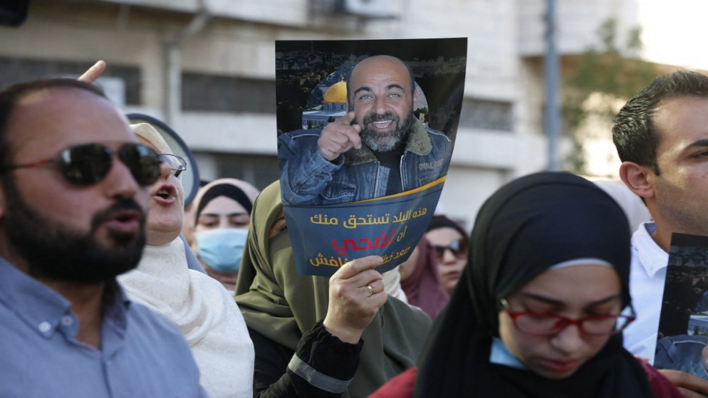 متظاهرون فلسطينيون خلال احتجاجهم على مقتل الناشط نزار بنات في مدينة الخليل بالضفة الغربية المحتلة .24 حزيران/ يونيو 2021. (أ ف ب)