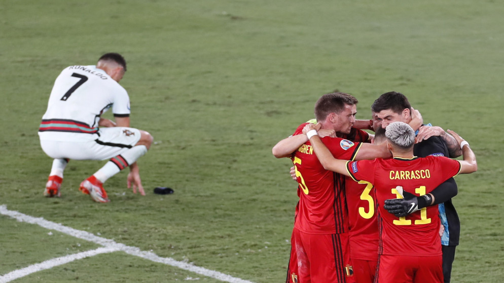 احتفال بلجيكي بالتأهل إلى ربع النهائي بعد الفوز على البرتغال. (رويترز)
