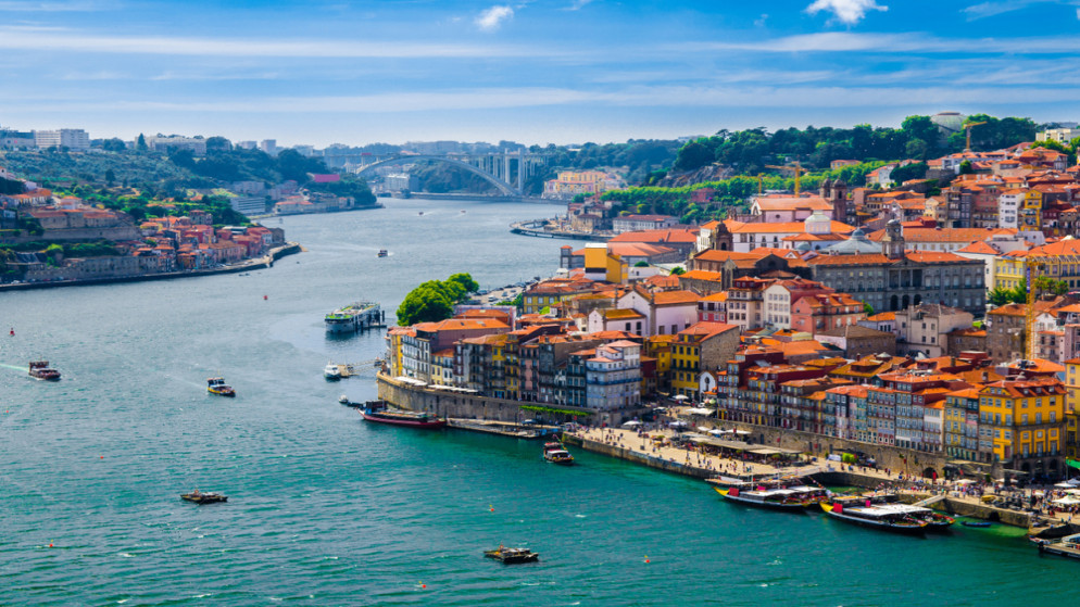 منظر بانورامي لمدينة Old Port Oporto و Ribeira فوق نهر Douro من Vila Nova de Gaia، البرتغال. (shutterstock)