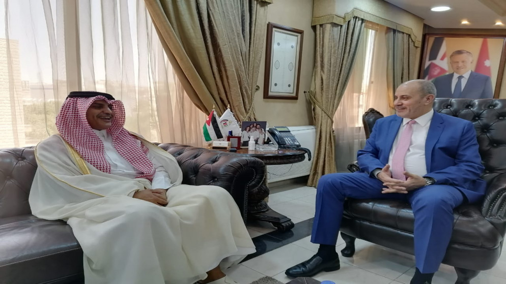 وزير العمل يوسف الشمالي، مع السفير القطري في عمان الشيخ سعود بن ناصر بن جاسم آل ثاني. (المملكة)