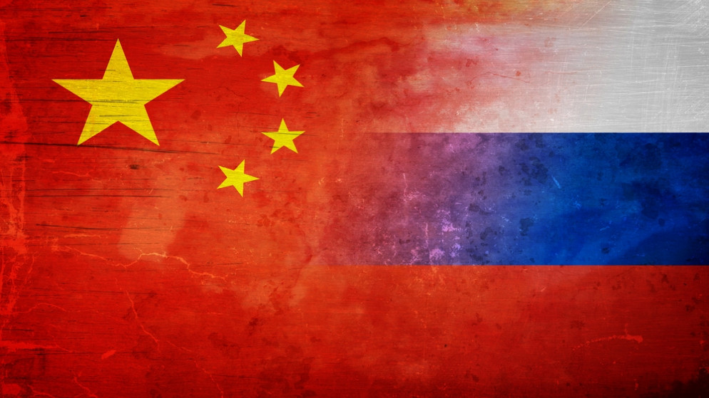 علما روسيا والصين (shutterstock)