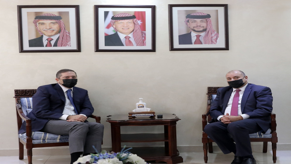 رئيس مجلس النواب عبد المنعم العودات (يمين) ورئيس اللجنة الملكية لتحديث المنظومة السياسية سمير الرفاعي. (بترا)