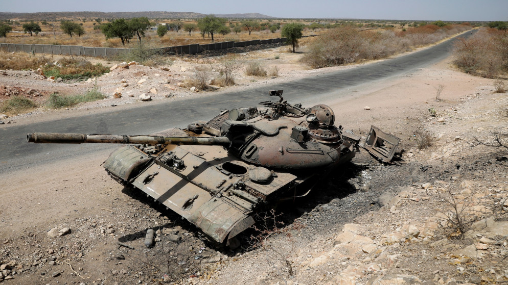 دبابة تضررت في القتال بين الحكومة الإثيوبية وقوات تيغراي بالقرب من بلدة هوميرا، إثيوبيا ، 3 آذار/مارس 2021. (رويترز)