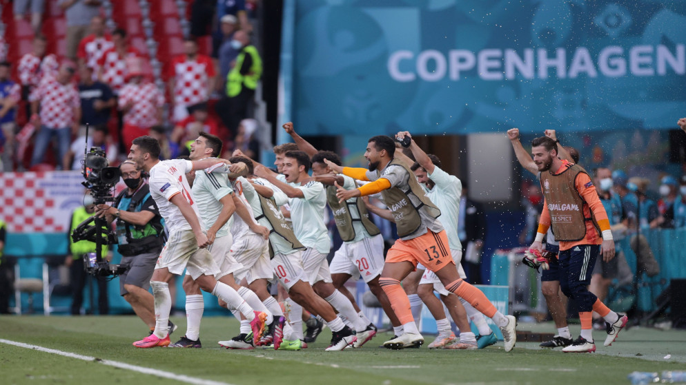 احتفال إسباني بالتأهل إلى ربع النهائي بعد الفوز على كرواتيا. (رويترز)