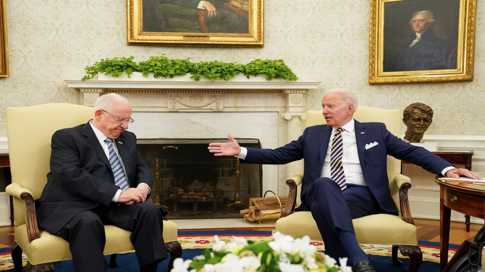 الرئيس الأمريكي جو بايدن مع الرئيس الإسرائيلي رؤوفين ريفلين في البيت الأبيض في واشنطن في الولايات المتحدة، 28 حزيران/يونيو 2021. (رويترز)