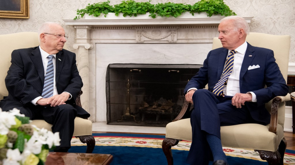الرئيس الأميركي جو بايدن والرئيس الإسرائيلي رؤوفين ريفلين (يسار)، يعقدان اجتماعًا في المكتب البيضاوي للبيت الأبيض في واشنطن العاصمة، 28 يونيو 2021. (أ ف ب)