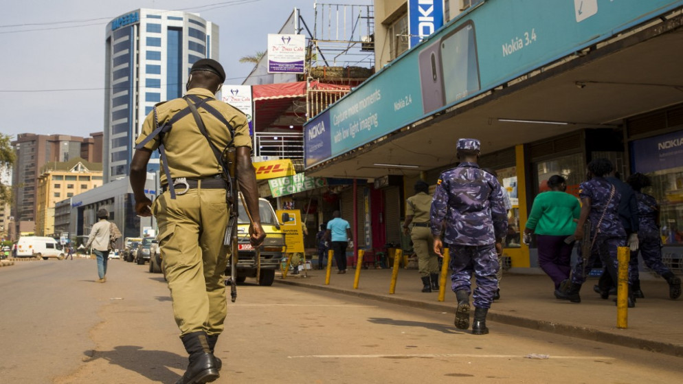 يقوم ضباط الشرطة بدوريات لفرض قيود إغلاق جديدة لكورونا في كمبالا، أوغندا، 25 يونيو 2021. (أ ف ب)