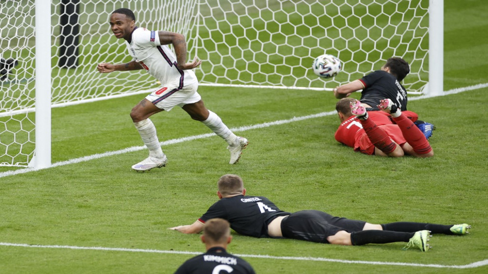 احتفال لاعب المنتخب الإنجليزي رحيم سترلينغ بتسجيله هدفا في مرمى ألمانيا. (أ ف ب)