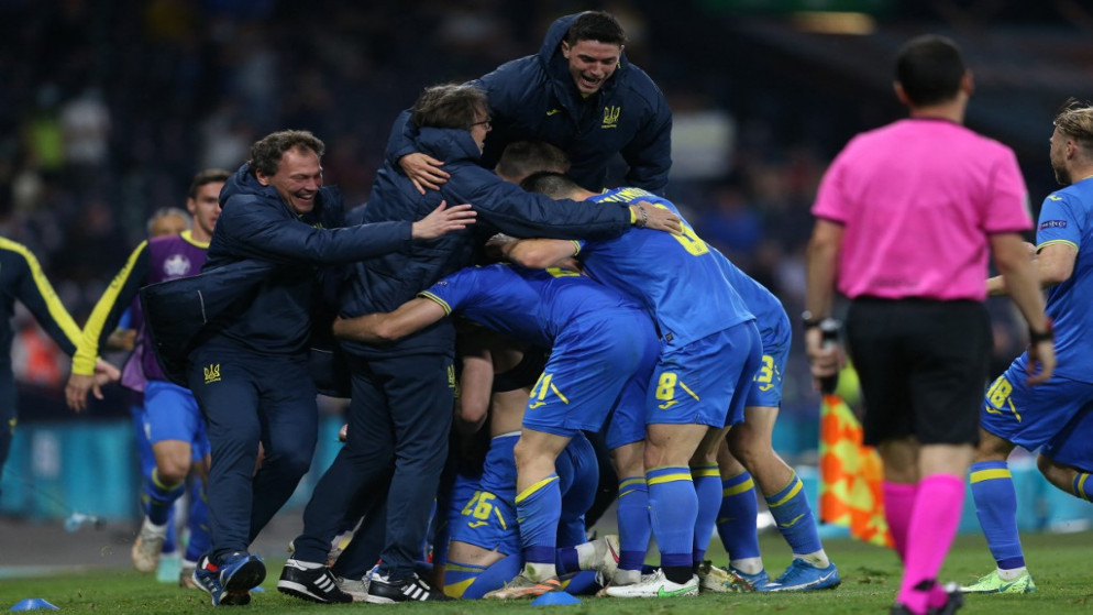 يحتفل لاعبو أوكرانيا بعد فوزهم في دور الـ16 في كأس أوروبا لكرة القدم 2020 بين السويد وأوكرانيا في هامبدن بارك في غلاسكو، 29 حزيران/يونيو 2021. (أ ف ب)
