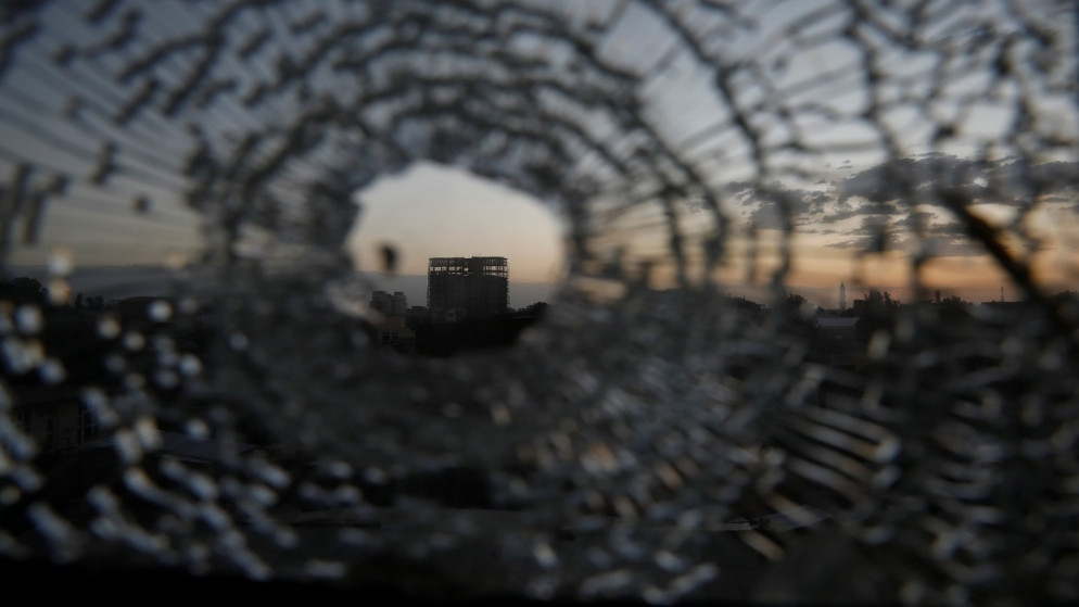 مبنى من خلال ثقب رصاصة في نافذة فندق إفريقيا في بلدة شاير ، منطقة تيغراي، إثيوبيا ، 16 آذار/مارس 2021
