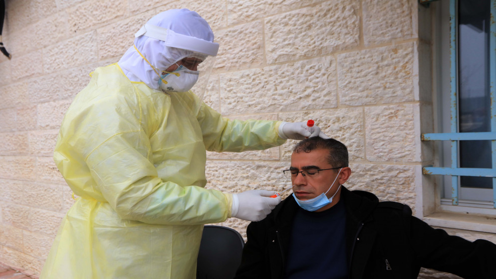 سحب عينة من شخص في الأراضي الفلسطينية للكشف عن فيروس كورونا. (وكالة الأنباء والمعلومات الفلسطينية الرسمية "وفا")