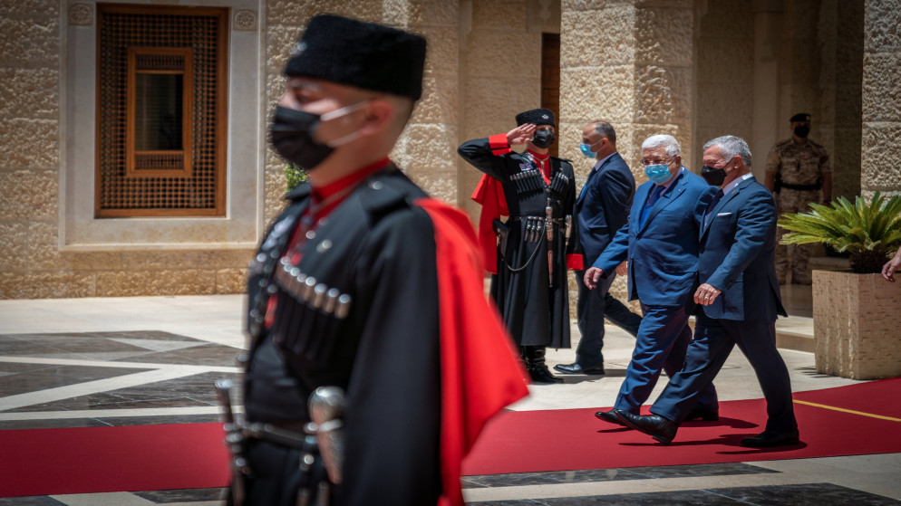 جلالة الملك عبدالله الثاني خلال استقباله الرئيس الفلسطيني محمود عباس. (يوسف العلان\الديوان الملكي الهاشمي)