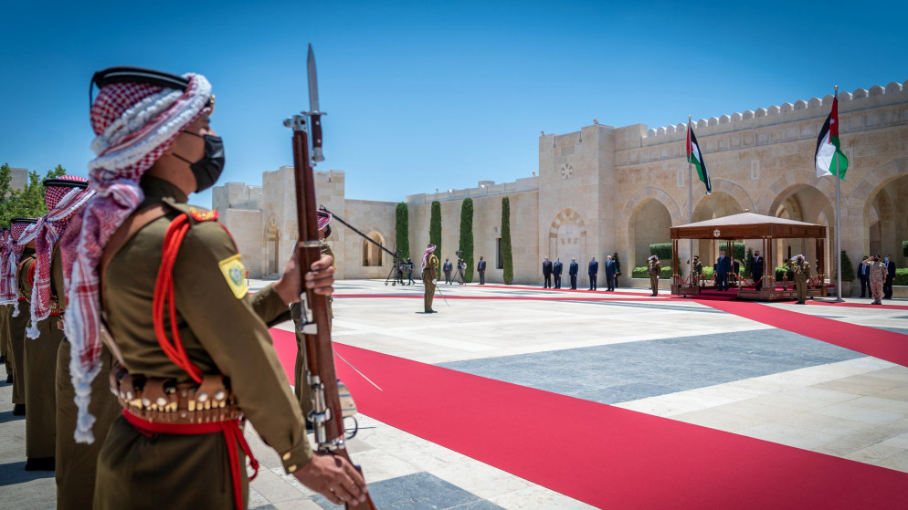جلالة الملك عبدالله الثاني خلال استقباله الرئيس الفلسطيني محمود عباس. (يوسف العلان\الديوان الملكي الهاشمي)