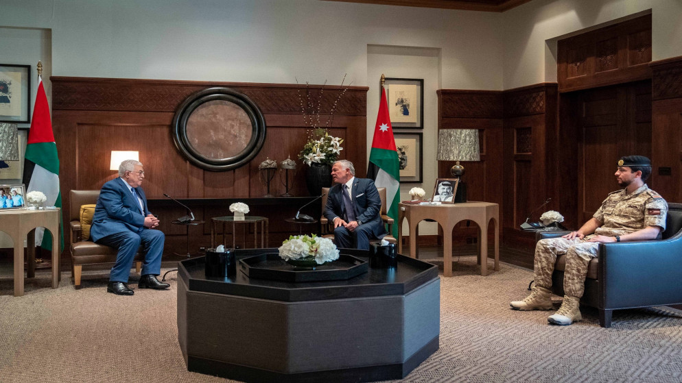 جلالة الملك عبدالله الثاني خلال استقباله الرئيس الفلسطيني محمود عباس. (يوسف العلان\الديوان الملكي الهاشمي)