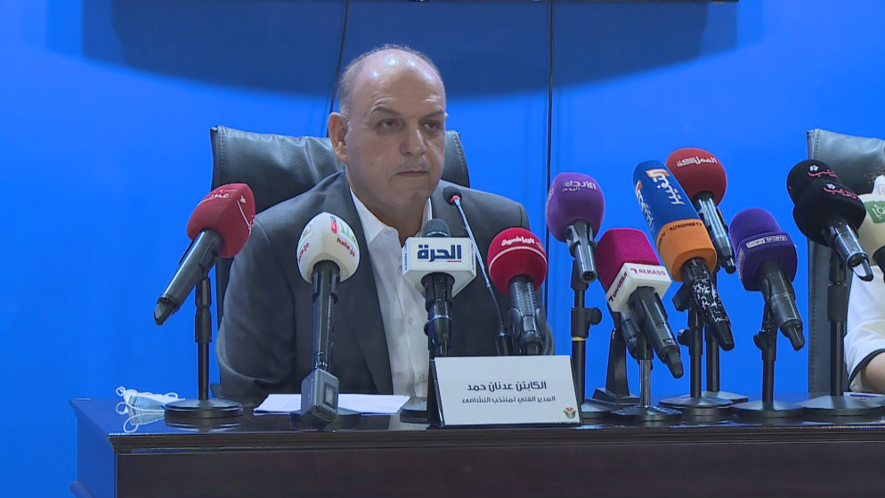 المدرب العراقي عدنان حمد خلال مؤتمر صحفي لتقديمه كمدرب جديد للمنتخب الوطني لكرة القدم. (المملكة)