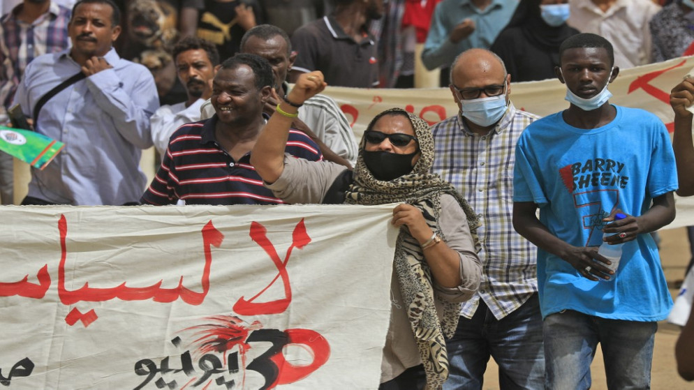 متظاهرون سودانيون يطالبون بتنحي الحكومة على خلفية إصلاحات مدعومة من صندوق النقد. (أ ف ب)