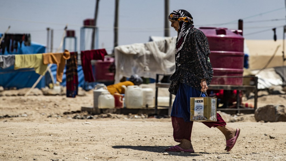 امرأة سورية داخل مخيم للنازحين قرب الحدود مع تركيا. (أ ف ب)