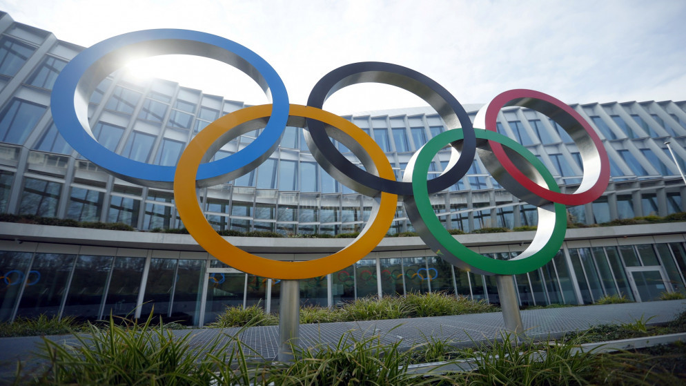 حلقات تمثل شعار الأولمبياد أمام مبنى اللجنة الأولمبية الدولية في سويسرا. (رويترز)
